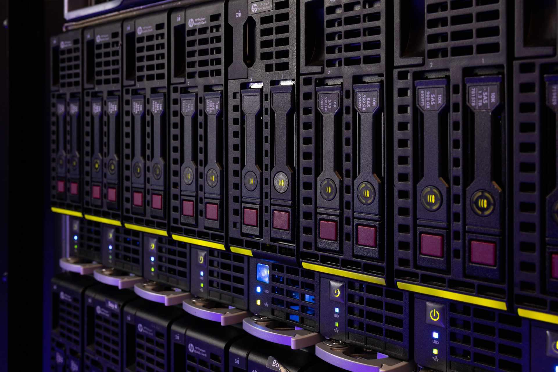 252549 Data Center Web Version 1920px
