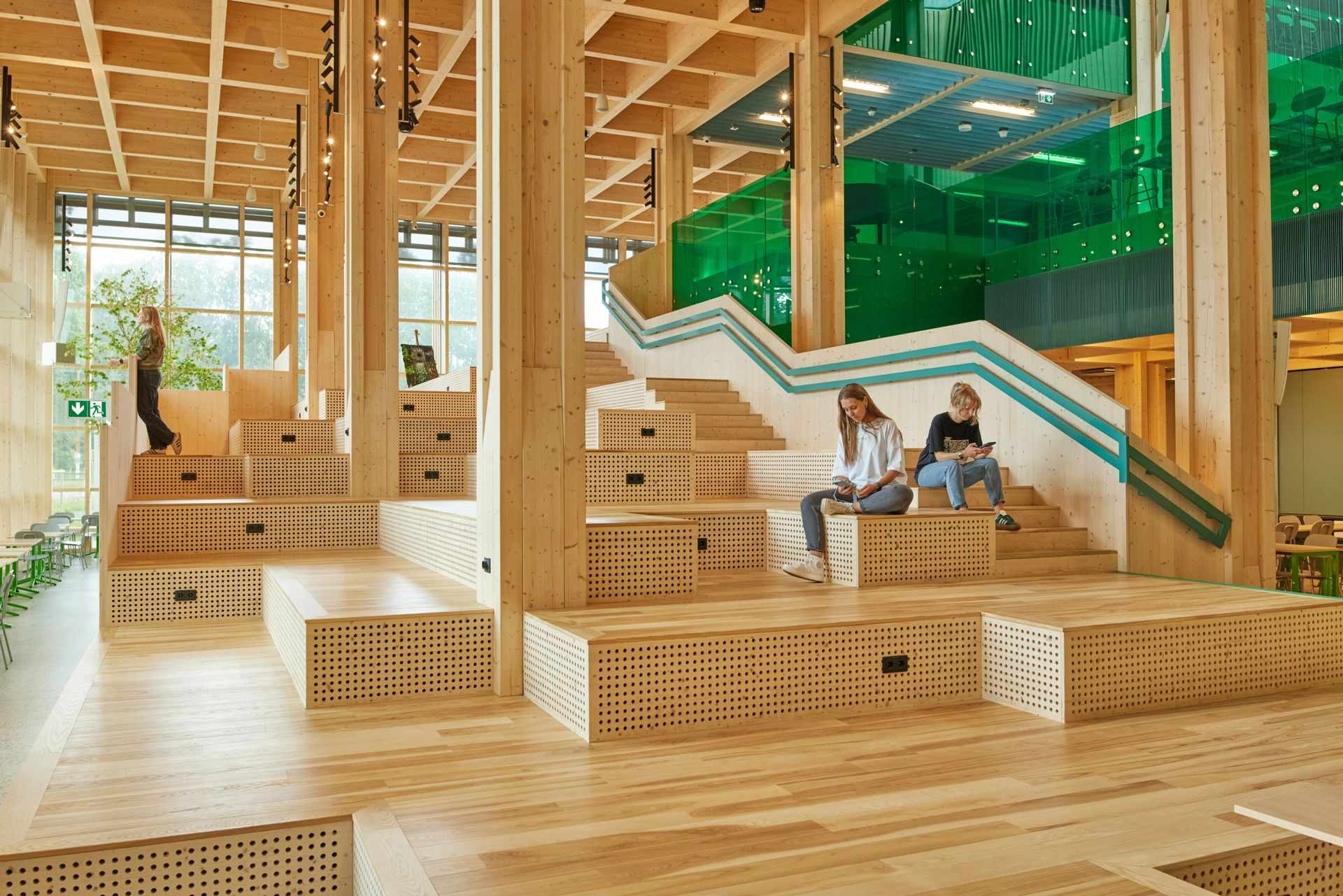 657509 Students in Modern School Environment Web Version 1920px (1)