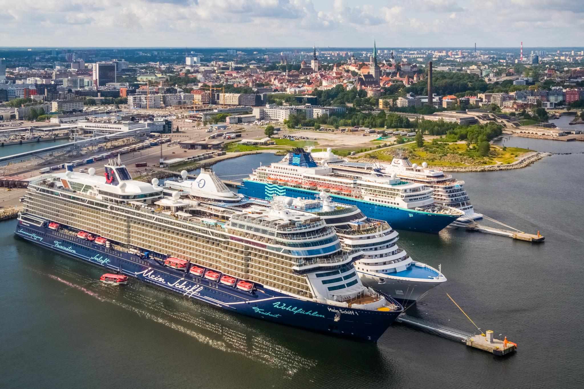 Cruise Shipsold Town 2048x1365