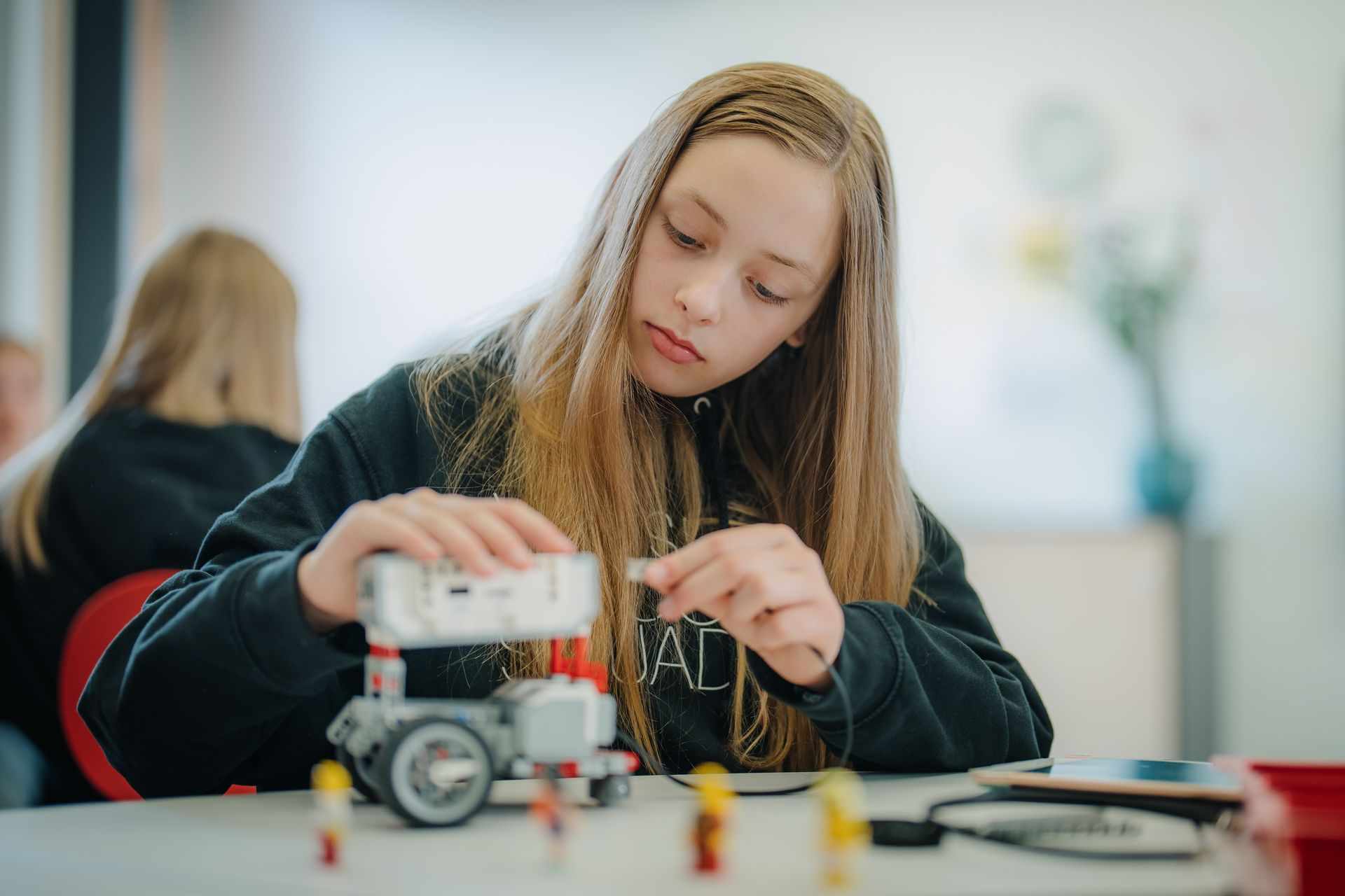 655543 Child Building a Robot Web Version 1920px (1)